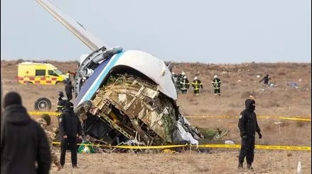 Kazajistán: treinta y ocho personas fallecieron tras accidente aéreo