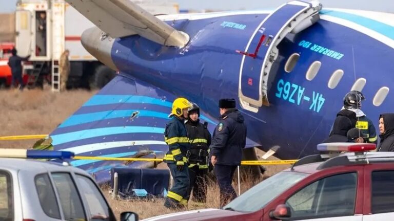 Ucrania asegura que avión siniestrado fue derribado por los rusos