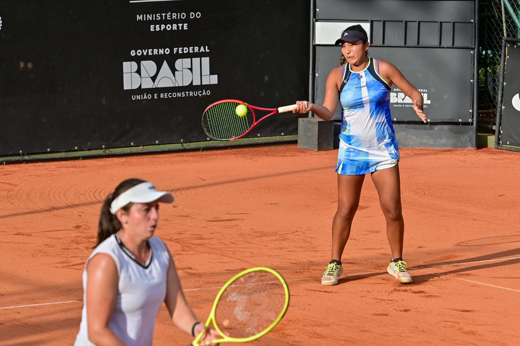 Peruana Romina Ccuno y la chilena Fernanda Labraña se consagran campeonas en dobles de tenis