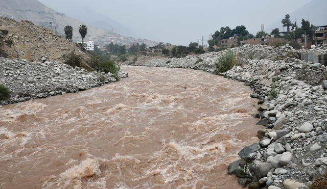 Refuerzan limpieza de ríos en Lima ante amenaza de lluvias intensas