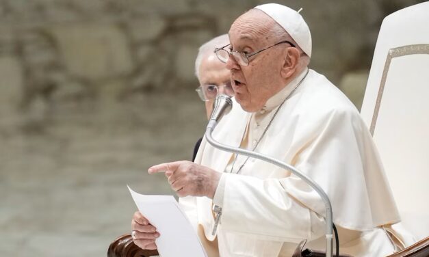 El Papa Francisco ha emitido un llamado urgente para enfrentar lo que describe como una “catástrofe educativa mundial”