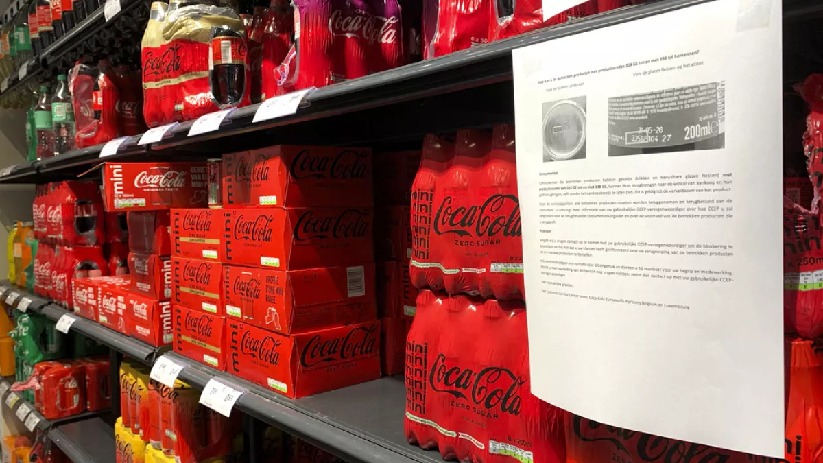 Coca-Cola retira bebidas en Bélgica por riesgo de contaminación