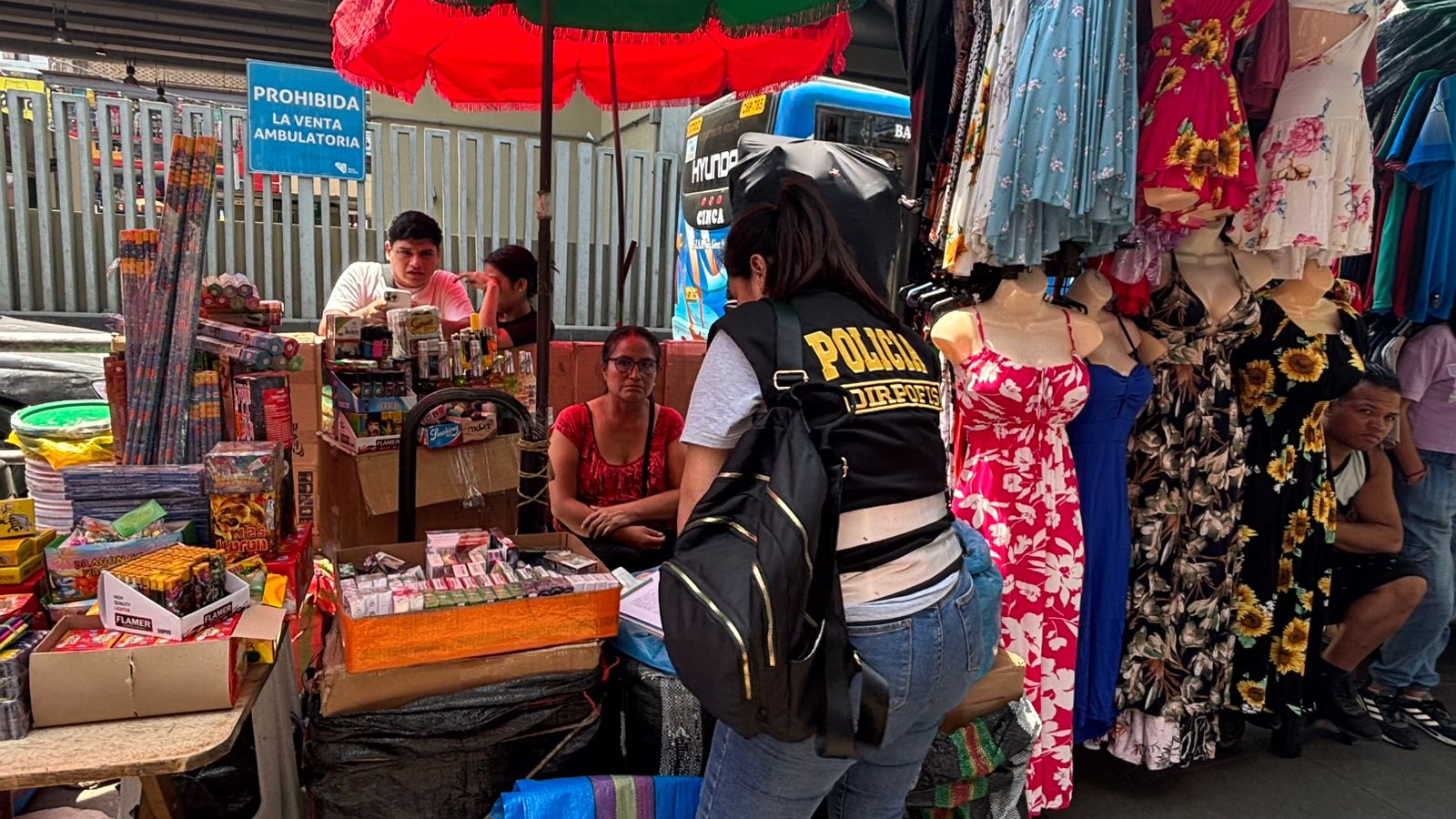 Incautan miles de cigarrillos ilegales destinados a fiestas de Año Nuevo en Gamarra