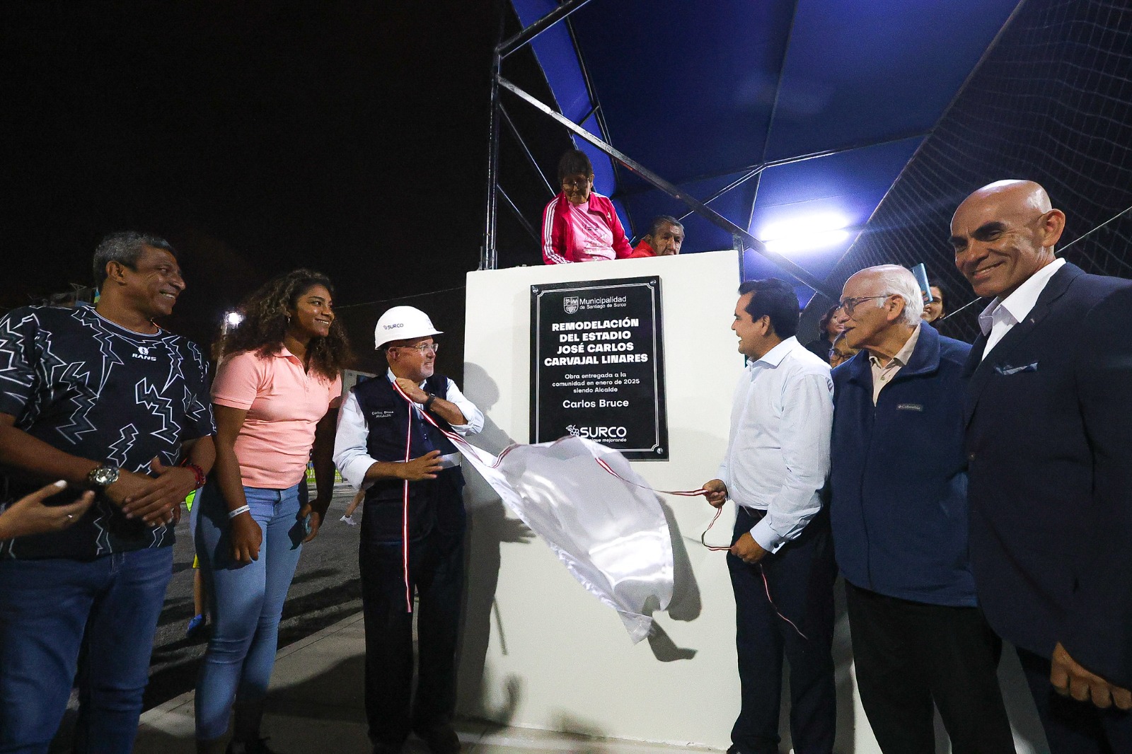 Alcalde Bruce inauguró  el renovado complejo  deportivo Carlos Carvajal