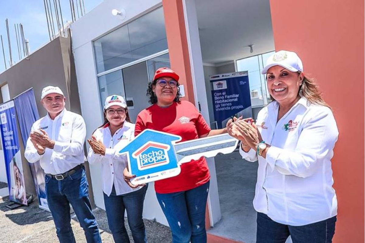 Jefa de Estado entrega viviendas a 900 beneficiarios en Ilo