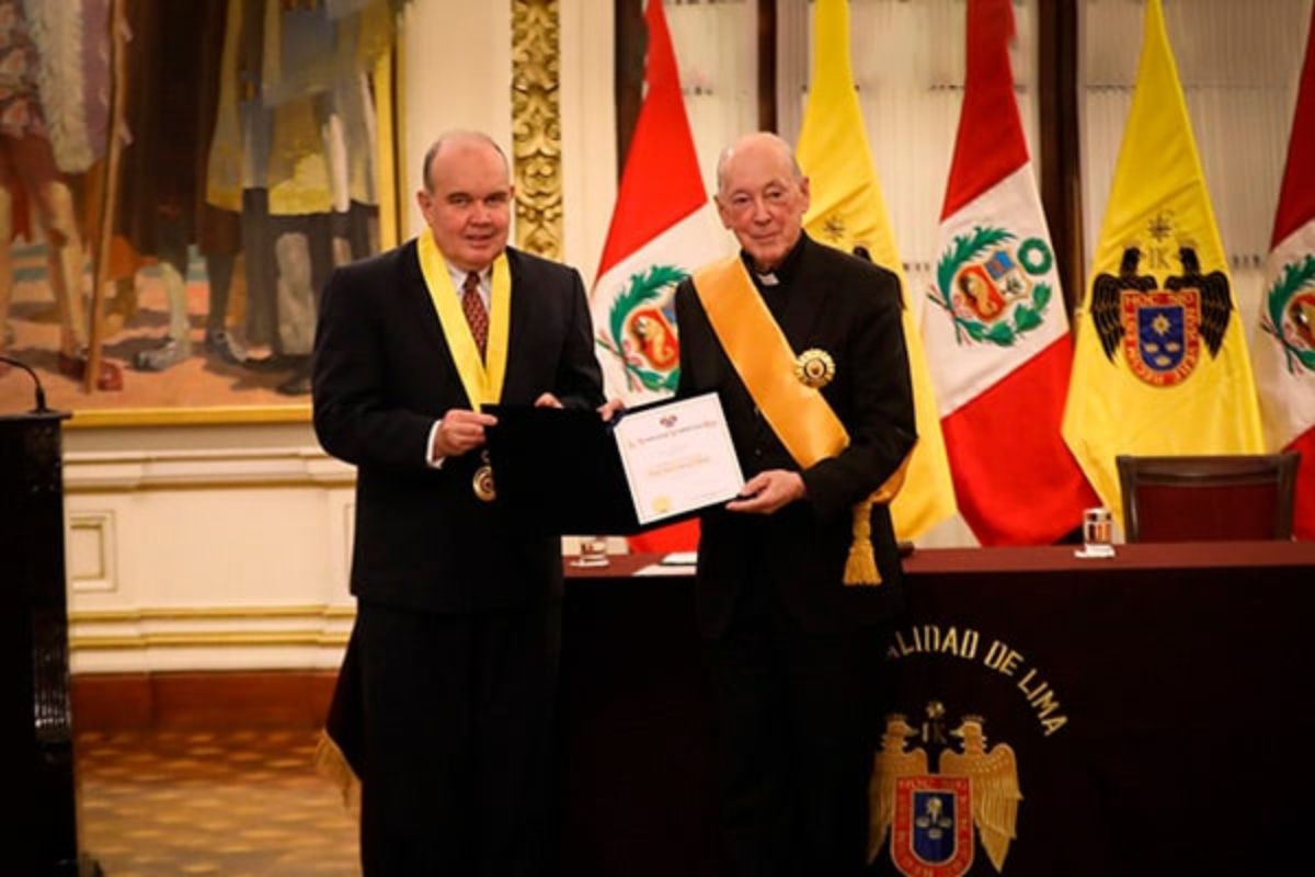 Cardenal Juan Luis Cipriani recibe la Medalla Orden al Mérito en Gran Cruz