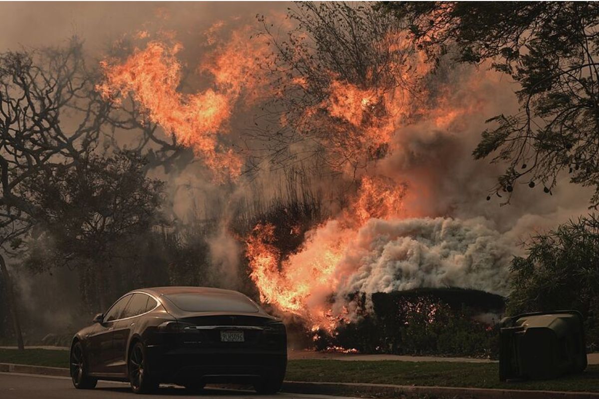 Incendio en Los Ángeles deja cinco muertos y obliga a la evacuación de más de 150,000 personas