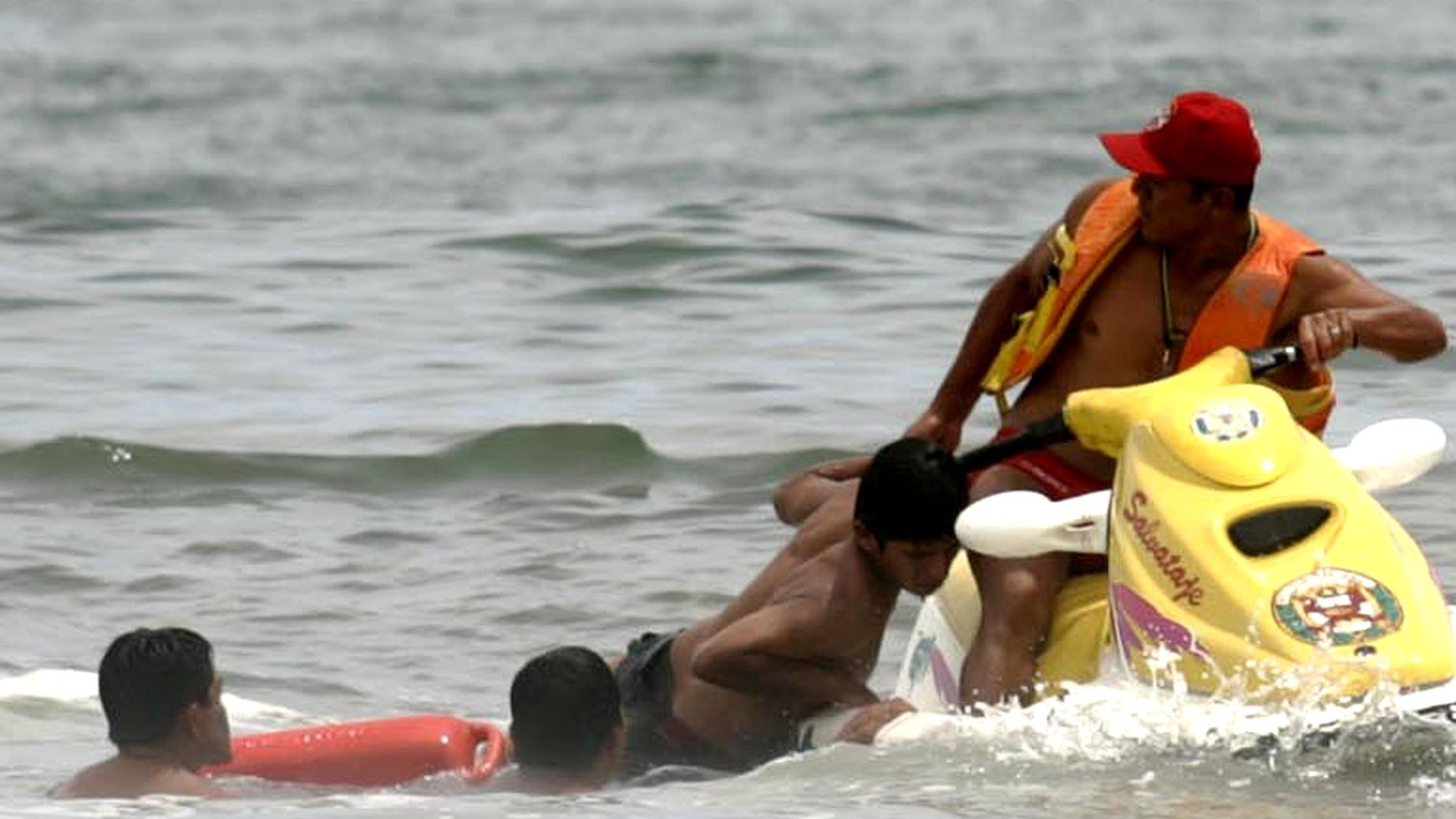 Al menos 3 muertos y más de 400 rescatados en las playas del Perú