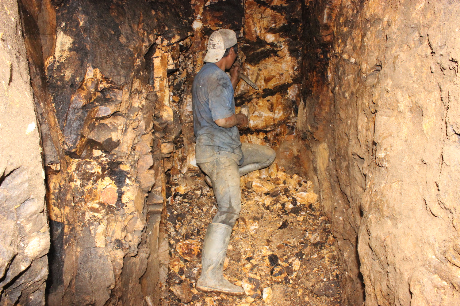 Mineros ilegales de  Ecuador ingresan al  Perú por vía clandestina