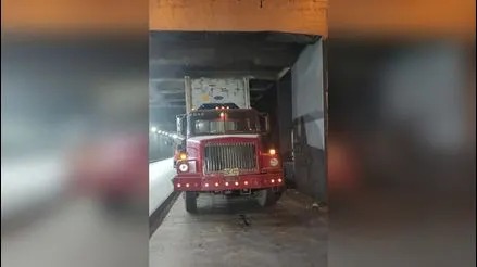 Tráiler quedó atascado en la parte baja del puente Ramón Castilla