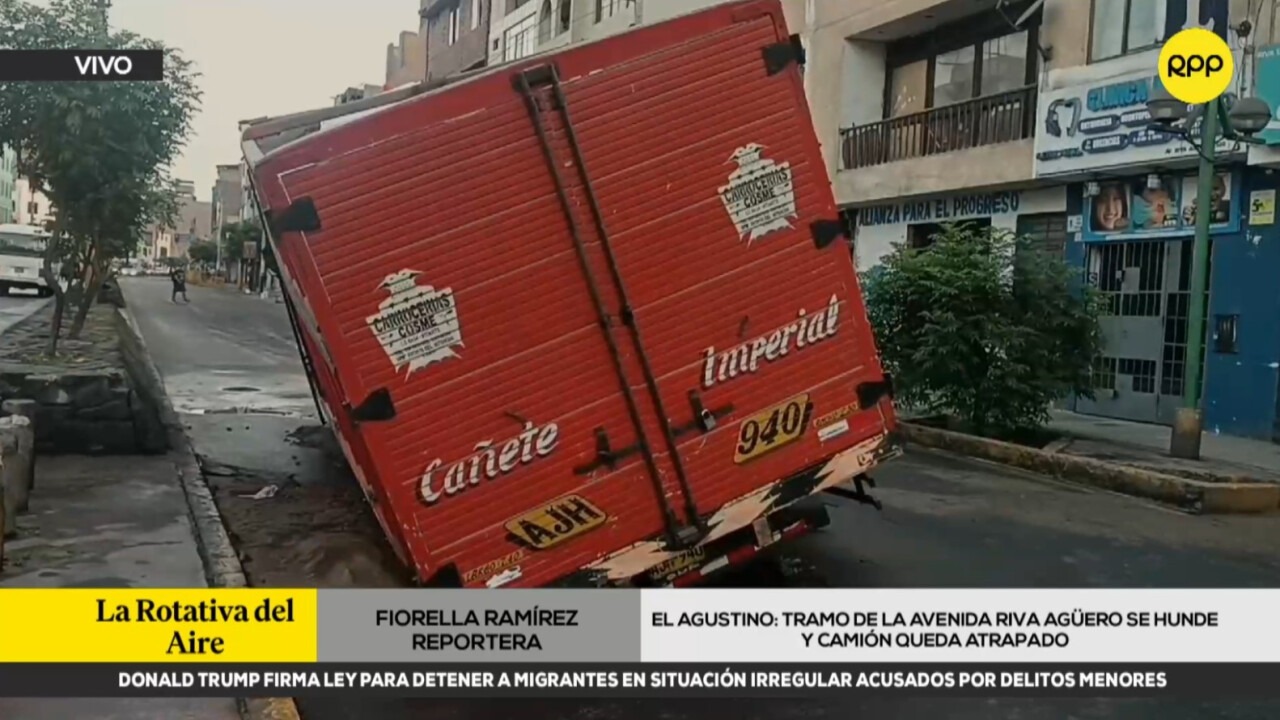 Camión de carga quedó atrapado tras hundimiento de pista