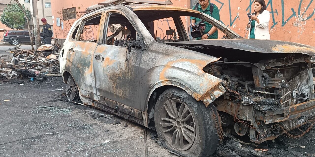 La Victoria: Incendio consumió motos y un vehículo estacionado