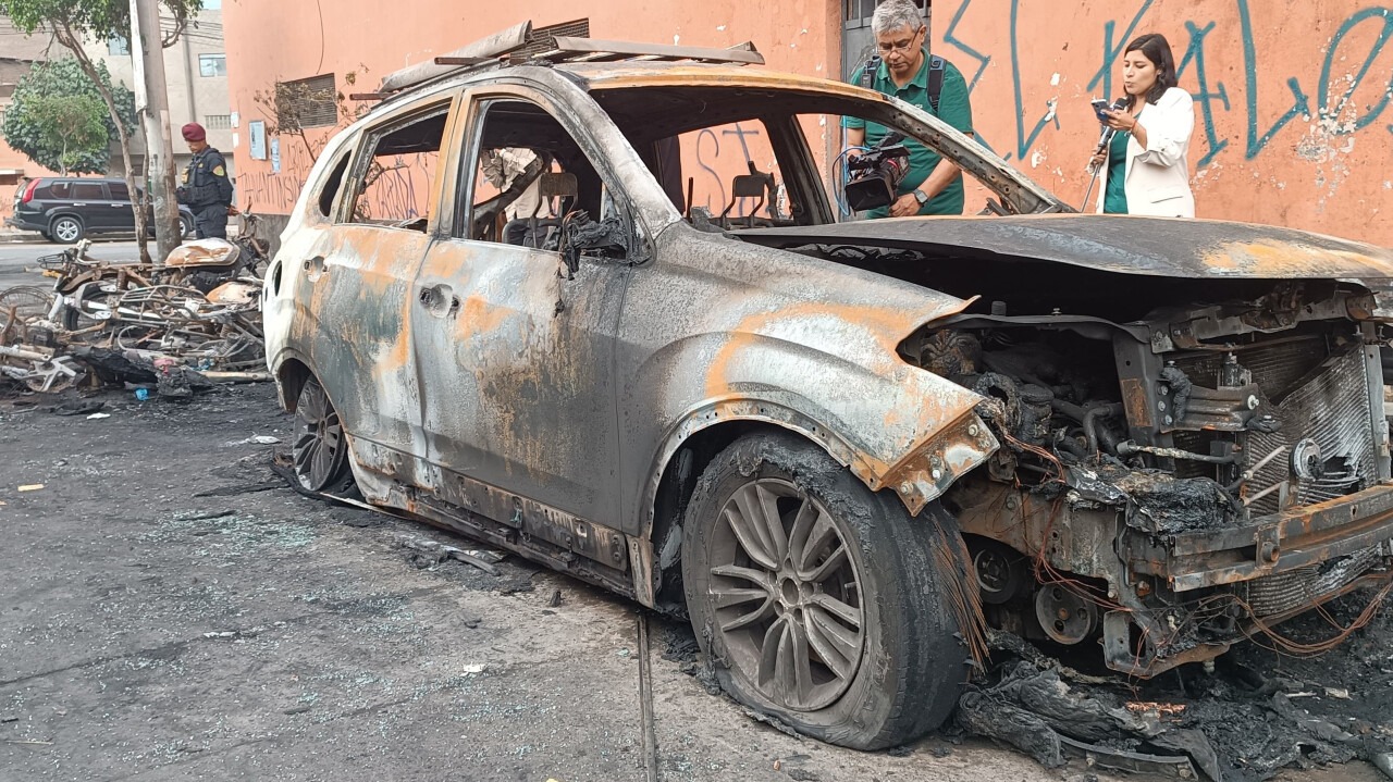 La Victoria: Incendio consumió motos y un vehículo estacionado