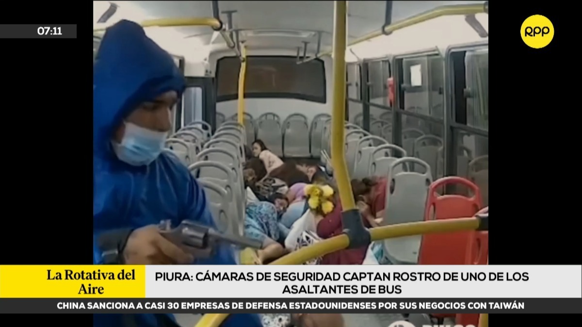 Piura: Cámaras de seguridad de bus registrarón violento asalto