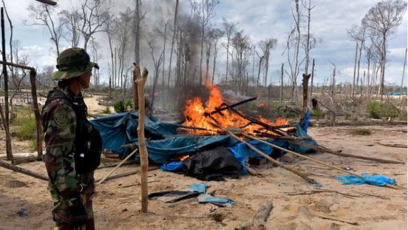 Marina y PNP destruyen maquinarias de minerías ilegales