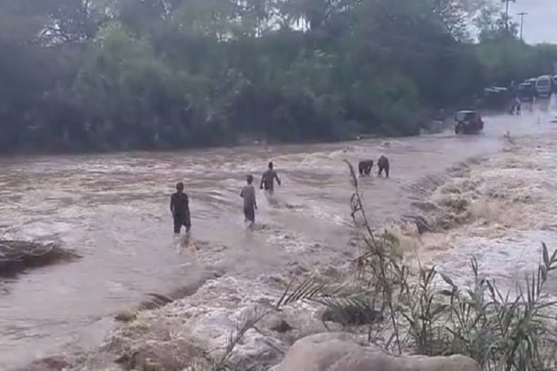 Intensas lluvias aislan a más de 10 mil personas en Piura