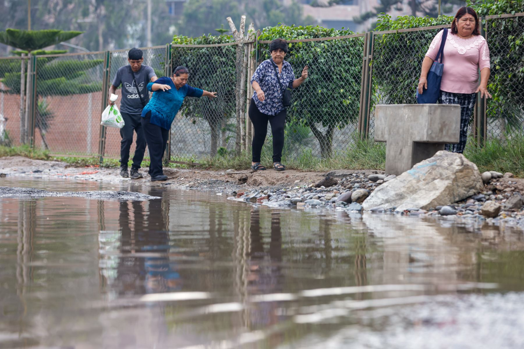 Inundación en San Juan de Miraflores por desborde del Río Surco