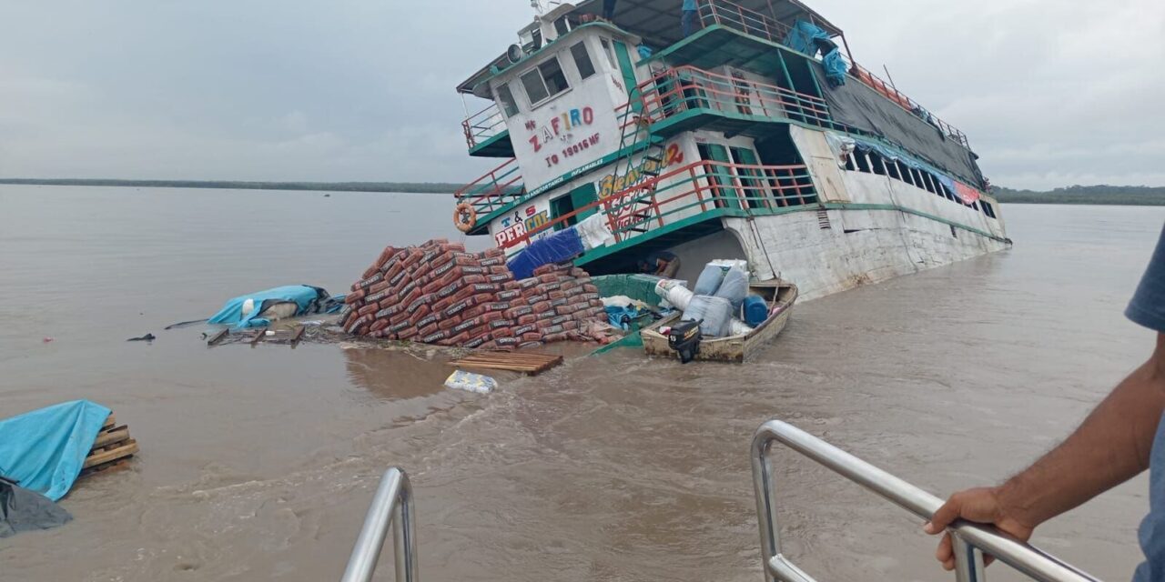 Barco chocó y atravesó a una embarcación con pasajeros en río Ucayali