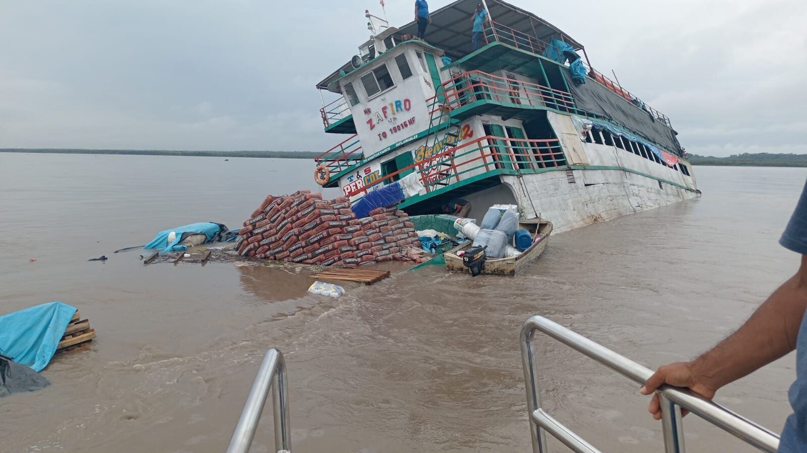 Barco chocó y atravesó a una embarcación en río Ucayali