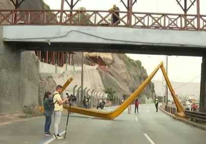 Camión derriba pórtico en la Costa Verde y causa congestión vehicular