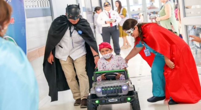 Médicos se convierten en superhéroes para dar fuerza a niños