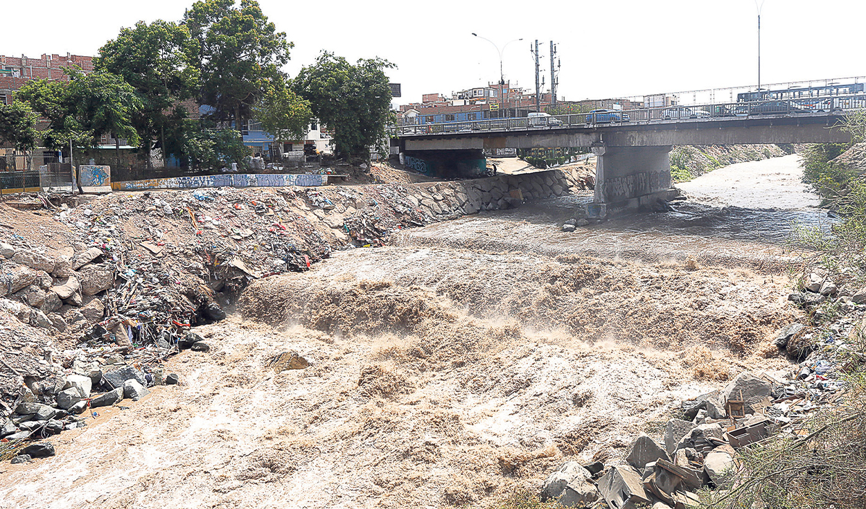 Huaicos bloquean vías en La Libertad