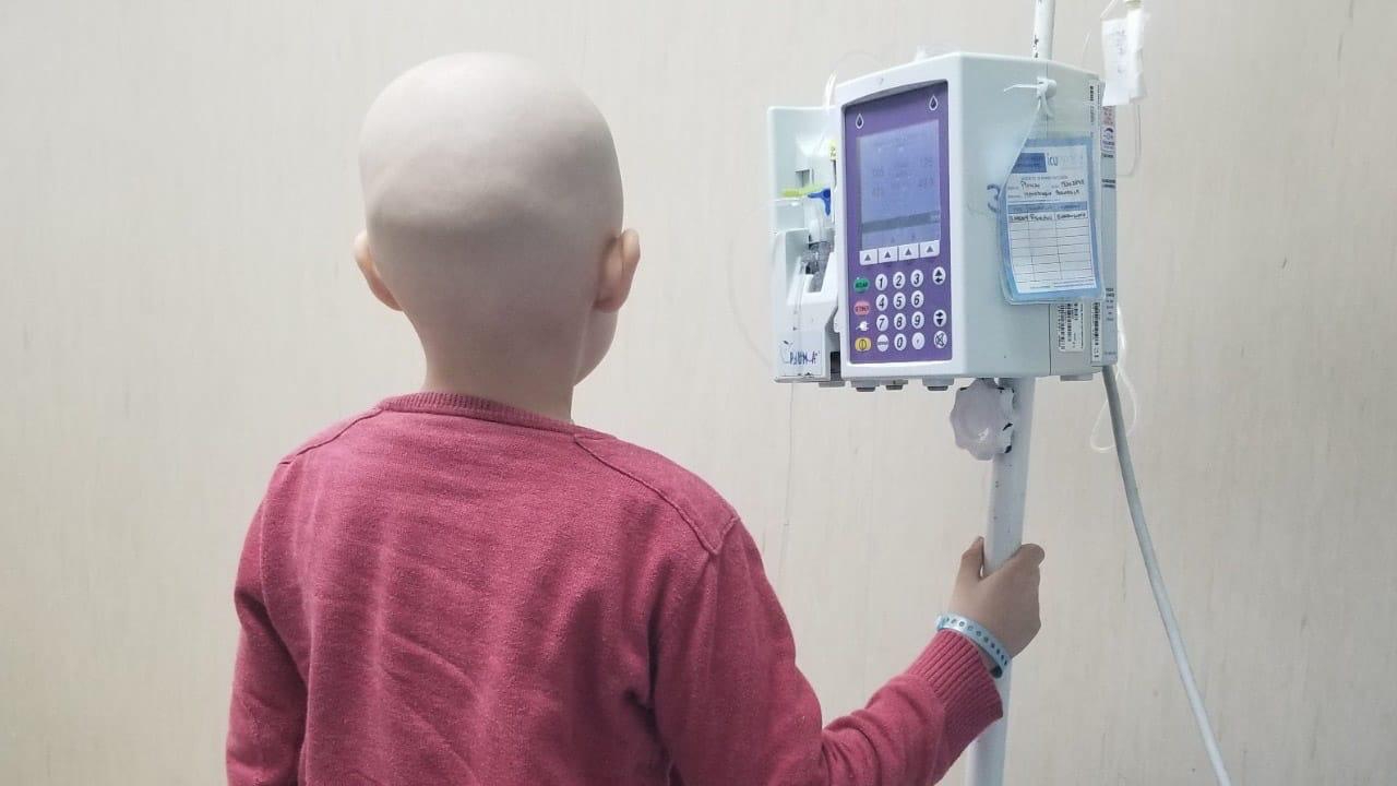 Mamá huancaína busca apoyo para tratar leucemia de su hija en Europa