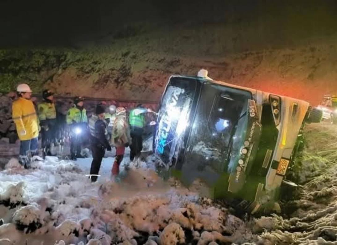 Bus de CIVA sufre despiste en Ticlio por intensa nevada