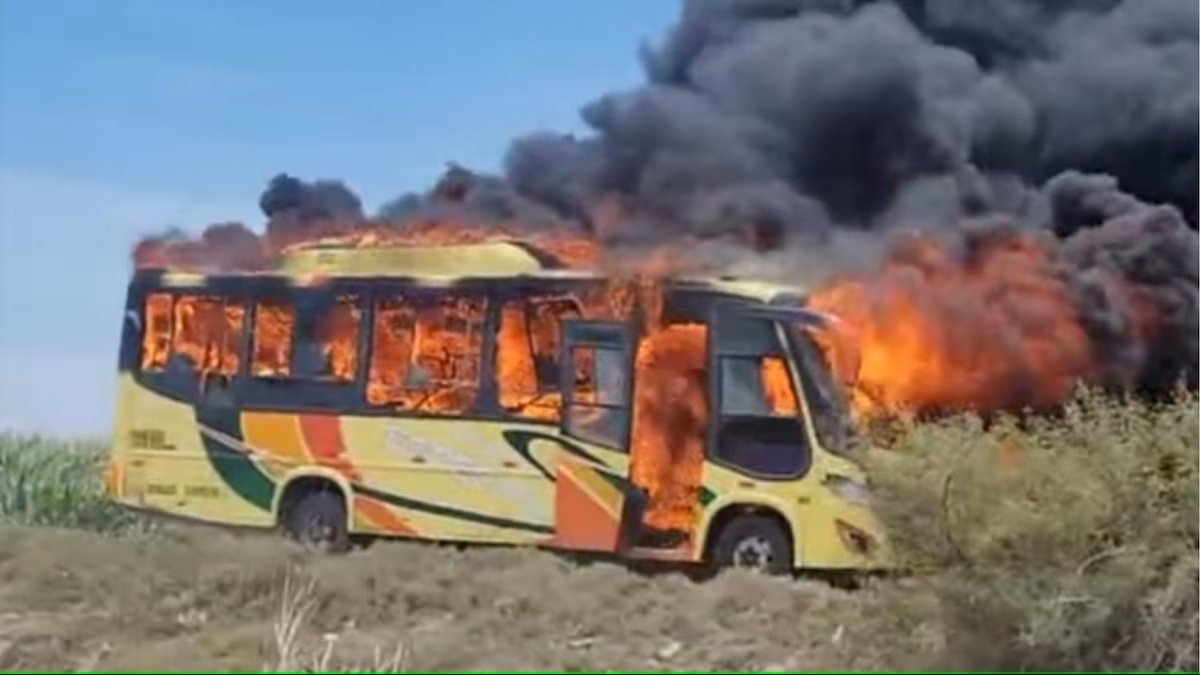 Delincuentes asaltan  a pasajeros y queman  bus en La Libertad