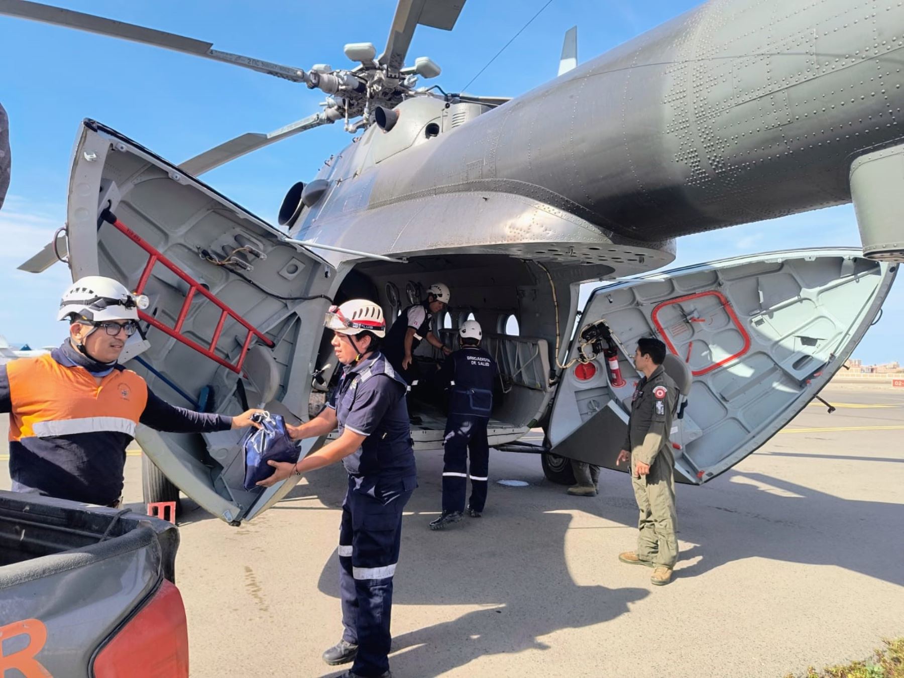 Helicóptero del Ejército lleva ayuda humanitaria a Pataz y Bolívar