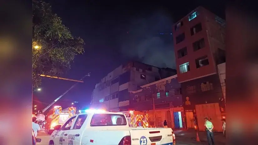 La Victoria: Bomberos controlaron incendio que afectó edificio