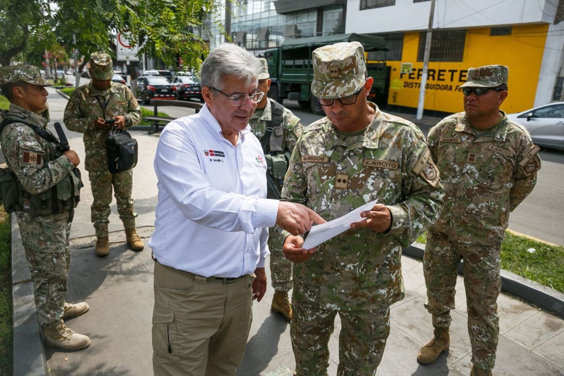 Ministro de Defensa supervisa despliegue de Fuerzas Armadas en Trujillo