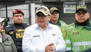 Juan Santiváñez defiende a la PNP, y se declara en emergencia