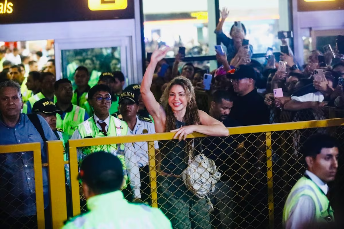 Shakira llega al Perú y sorprende a sus fans