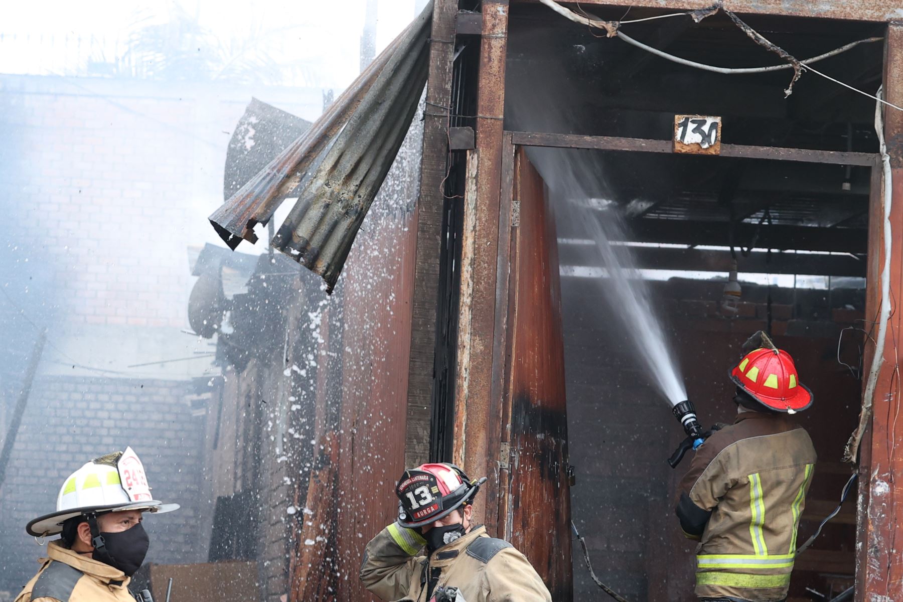 VES: Ladrones entran a vidriería y provocan incendio