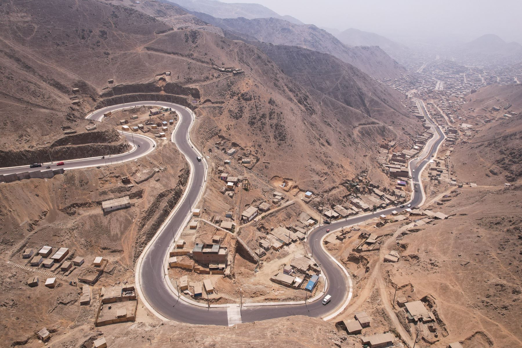Camión deja dos heridos tras despistarse en Vía Pasamayito