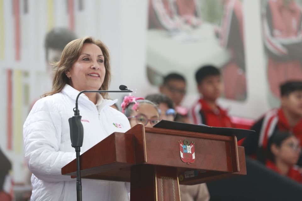 Dina Boluarte confirma incremento salarial para docentes en 2025