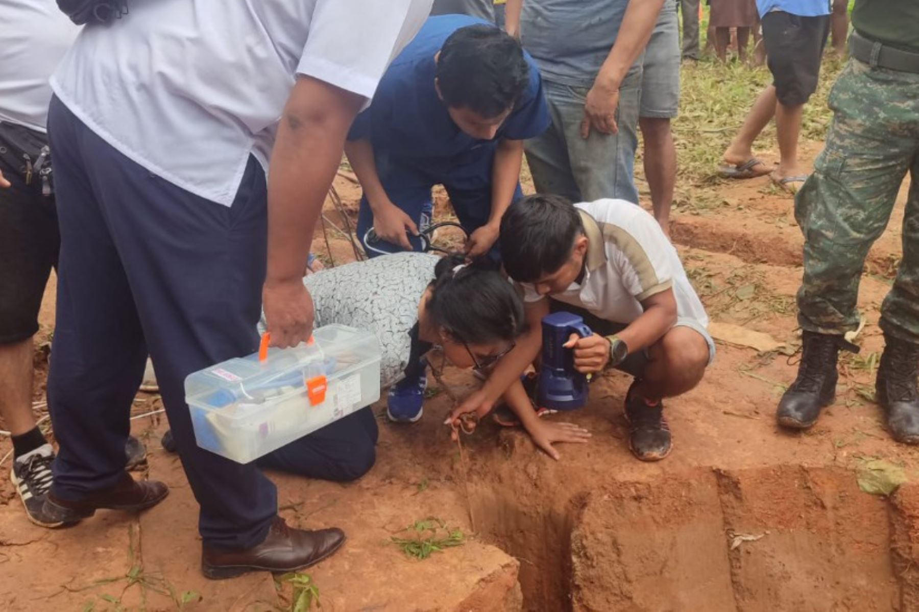 Niño atrapado en pozo de 15 metros en Loreto fue rescatado