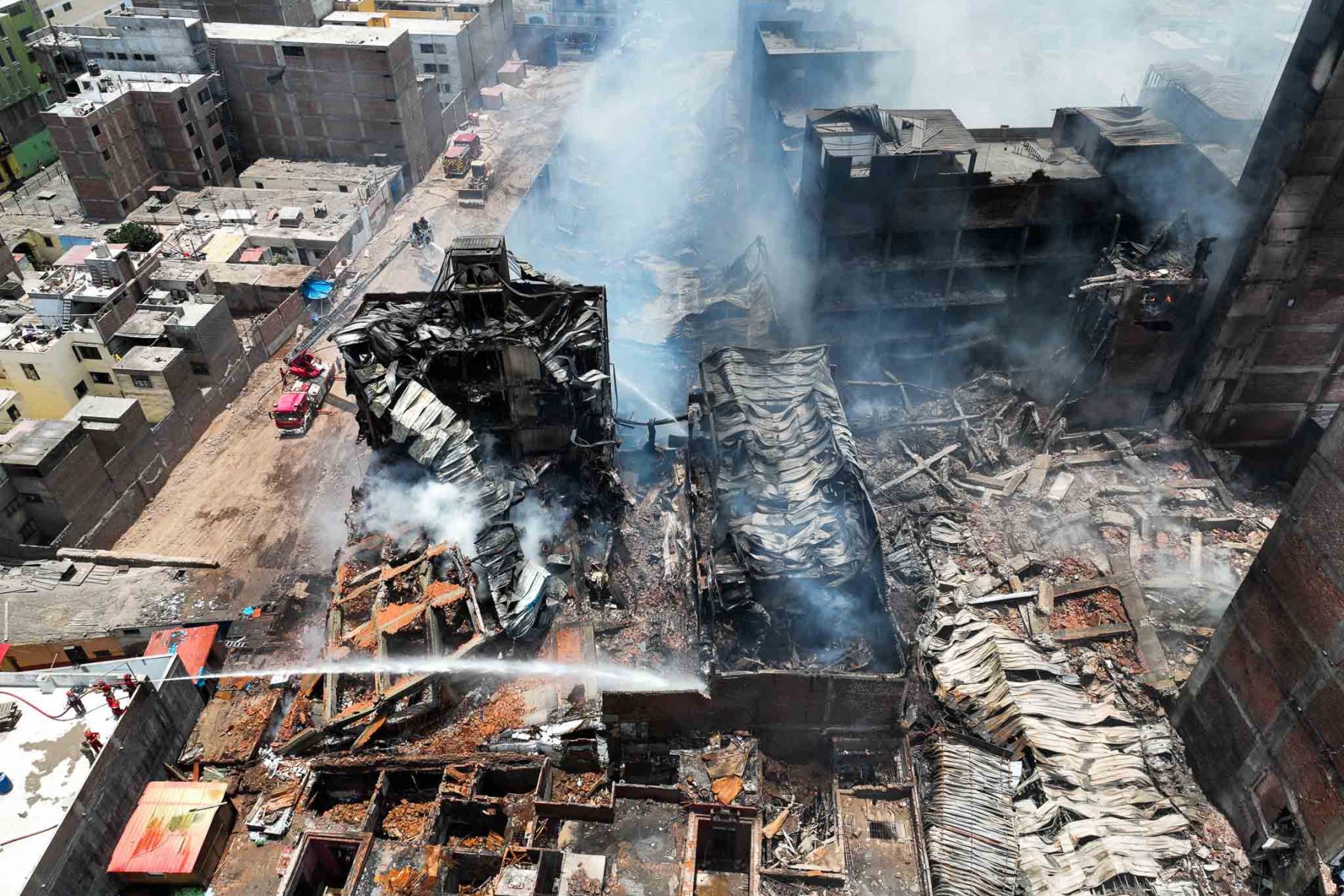 Incendio de Barrios Altos incontrolable