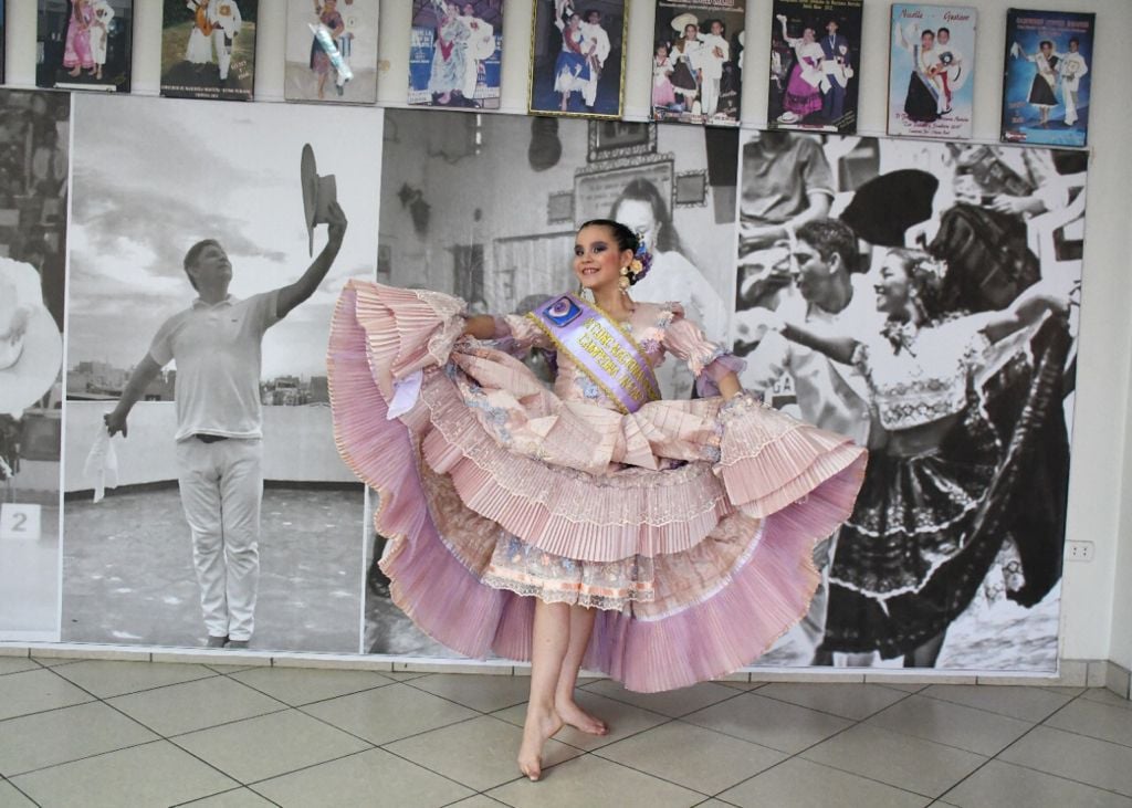 Astryd, tricampeona nacional y mundial de marinera