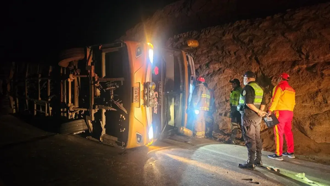 Arequipa: cuatro muertos y 37 heridos tras la volcadura de un autobús