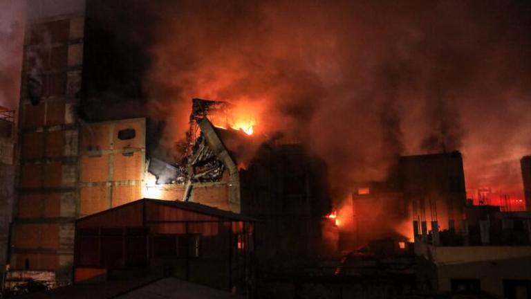 Colapsa parte de edificio afectado por gran incendio en el Cercado de Lima