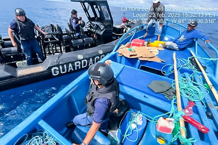 Marina de Guerra del Perú detiene embarcaciones ecuatorianas de pesca ilegal