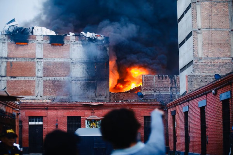 Bomberos luchan para apagar gran incendio en el Cercado de Lima