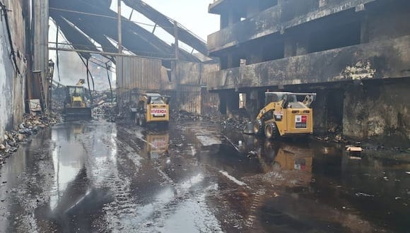 Incendio de gran magnitud consume almacén en Chilca