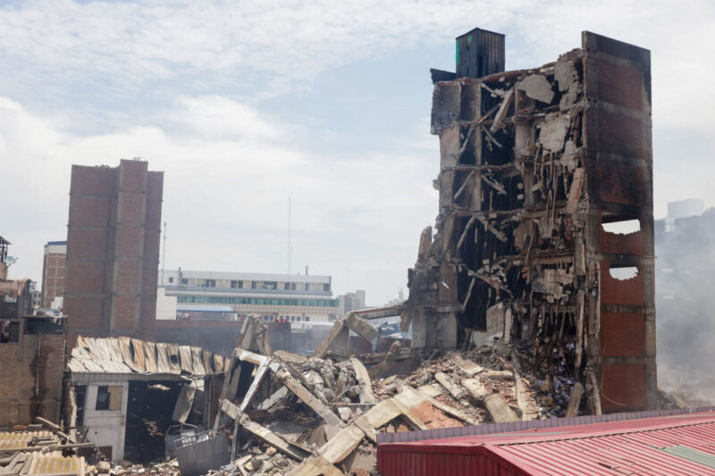 Inicia demolición de edificios tras incendio en Barrios Altos