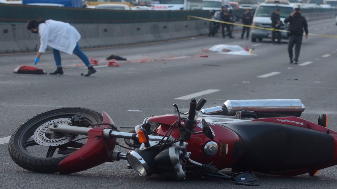 Motociclista pierde la vida tras estrellarse con un camión en la Vía Evitamiento