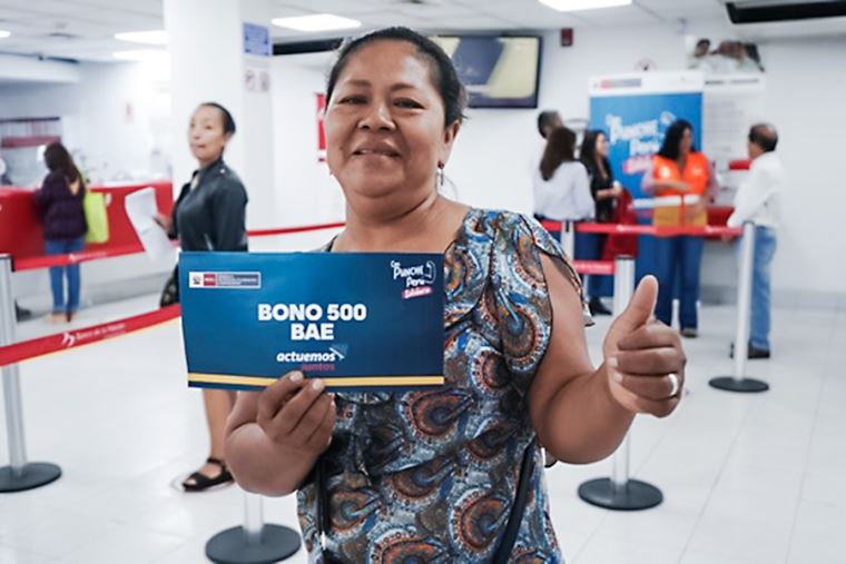 Ministerio de Vivienda entrega bonos a damnificados por incendio