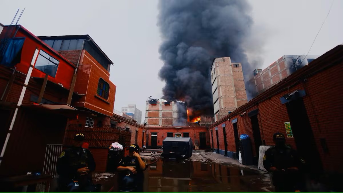 Otros tres edificios a punto de colapsar en incendio en Barrios Altos