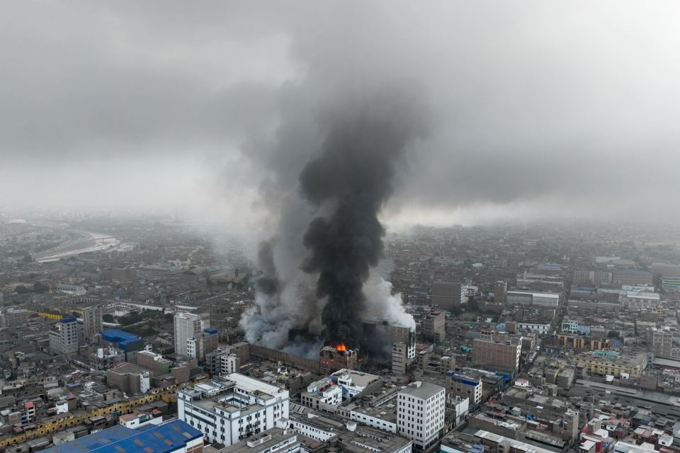 Incendio lleva 60 horas y está lejos de apagarse